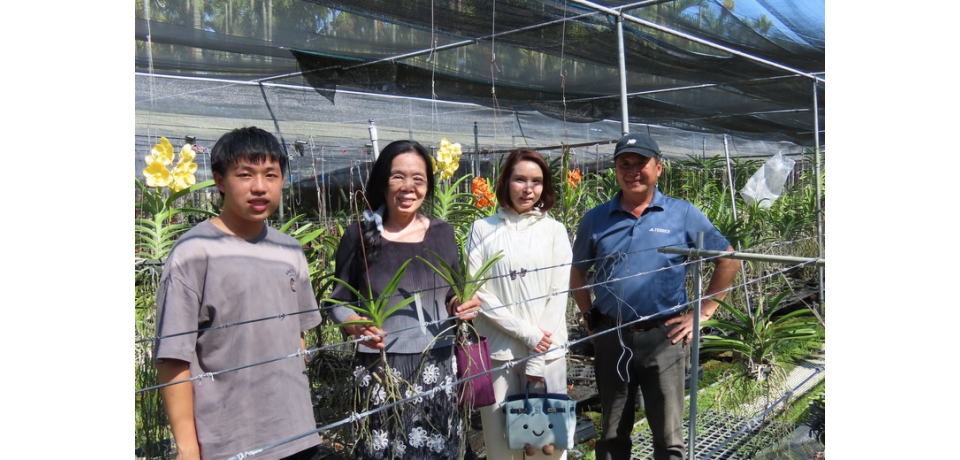 贈花兼推廣 神農獎得主張仁忠樂在其中(圖)