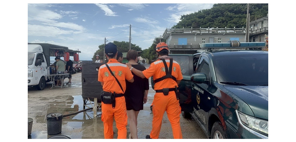 小琉球再傳遊客碰觸海龜　海巡署依法嚴查送辦(圖)