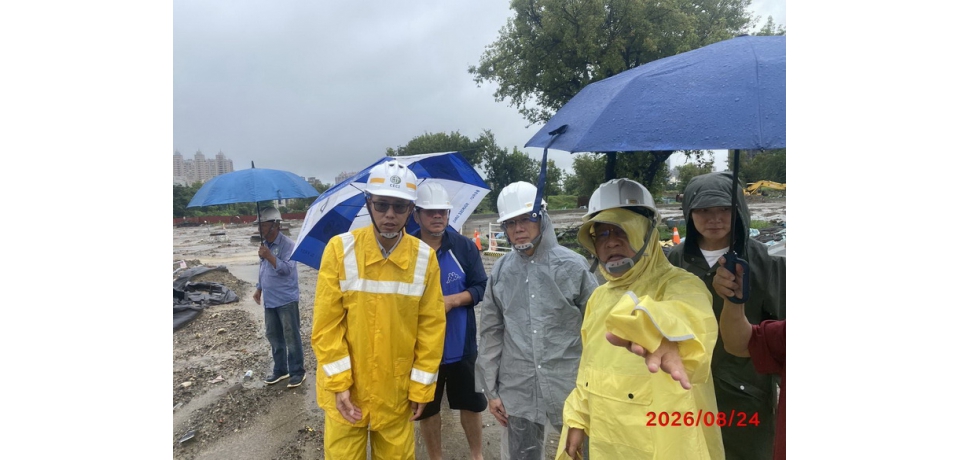 極端豪雨考驗城市排水　高雄市政府地政局長陳冠福視察前鎮區第205兵工廠區段徵收凱得街新闢工程(圖)