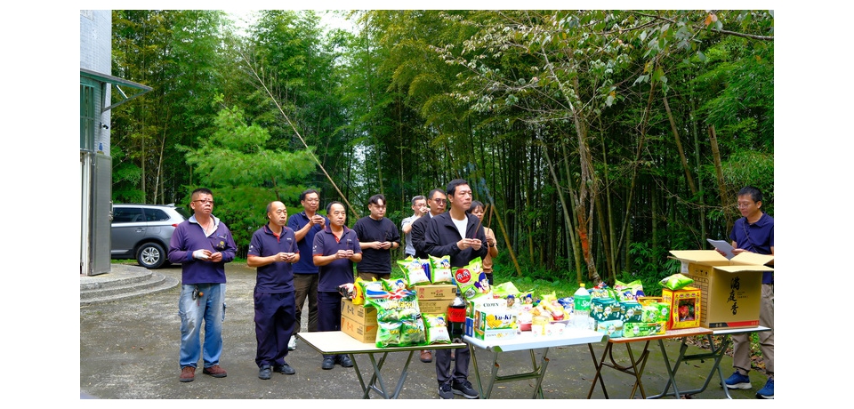 南投縣政府新聞行政處長蔡明志率隊往集集大山轉播站進行中元普度 祈求設備運轉順利人員平安(圖)
