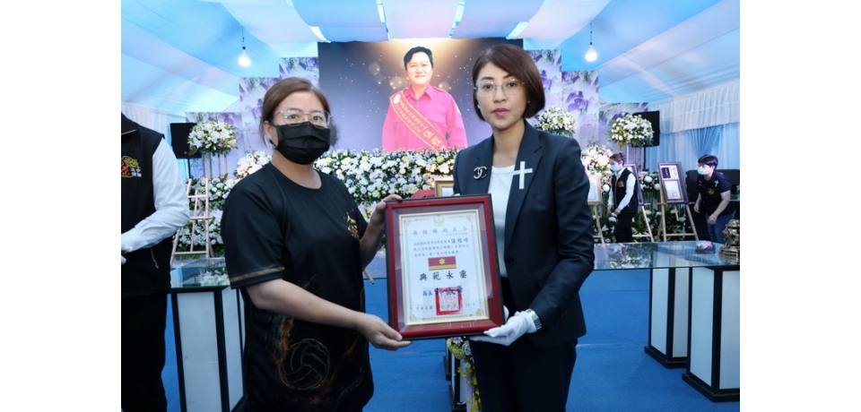 南投縣長許淑華送行勇消伍程嶸 頒贈追晉令(圖)