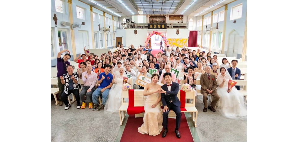 天主教聖功醫院左營德蘭失智症據點 失智長輩化身伴郎伴娘 致敬陪伴８年守護者(圖)